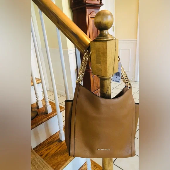 Like new Michael Kors bag with chain strap - Picture 1 of 7